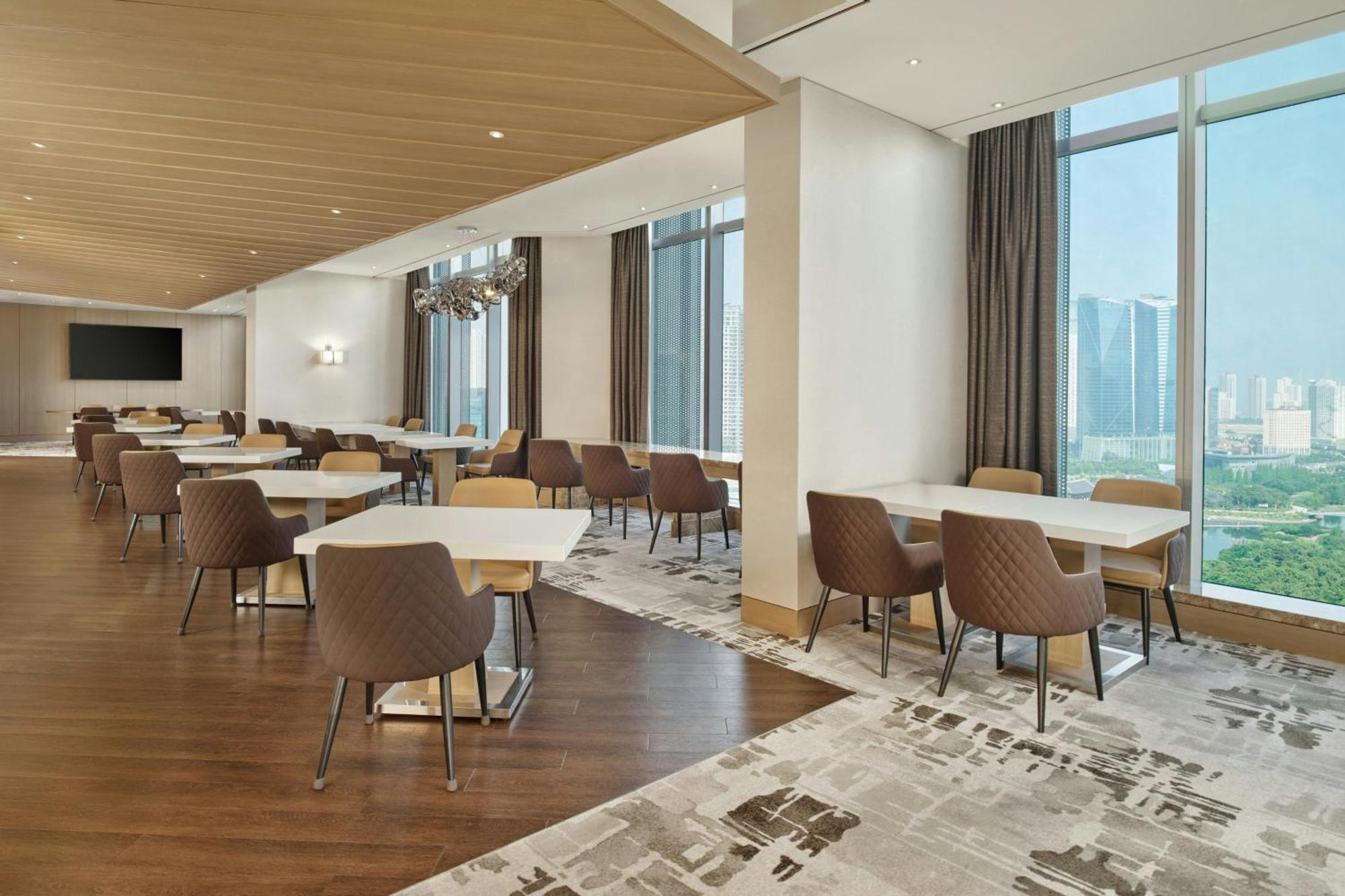 Club lounge access Guest room 1 King City view